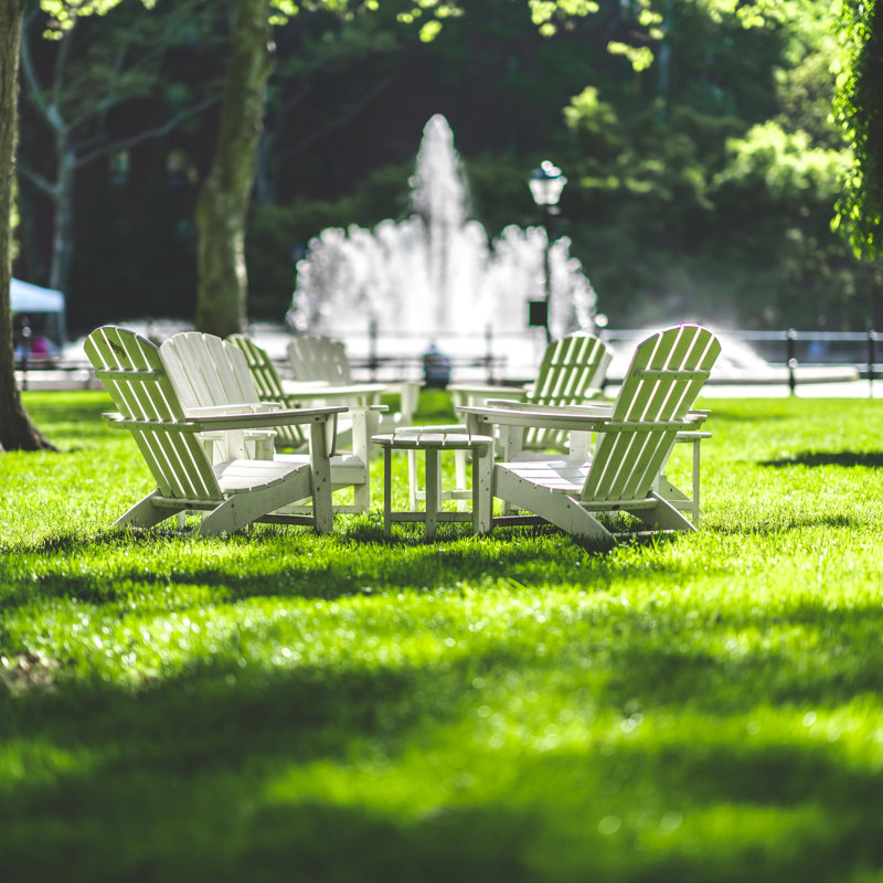 Fountain with lawn chairs
